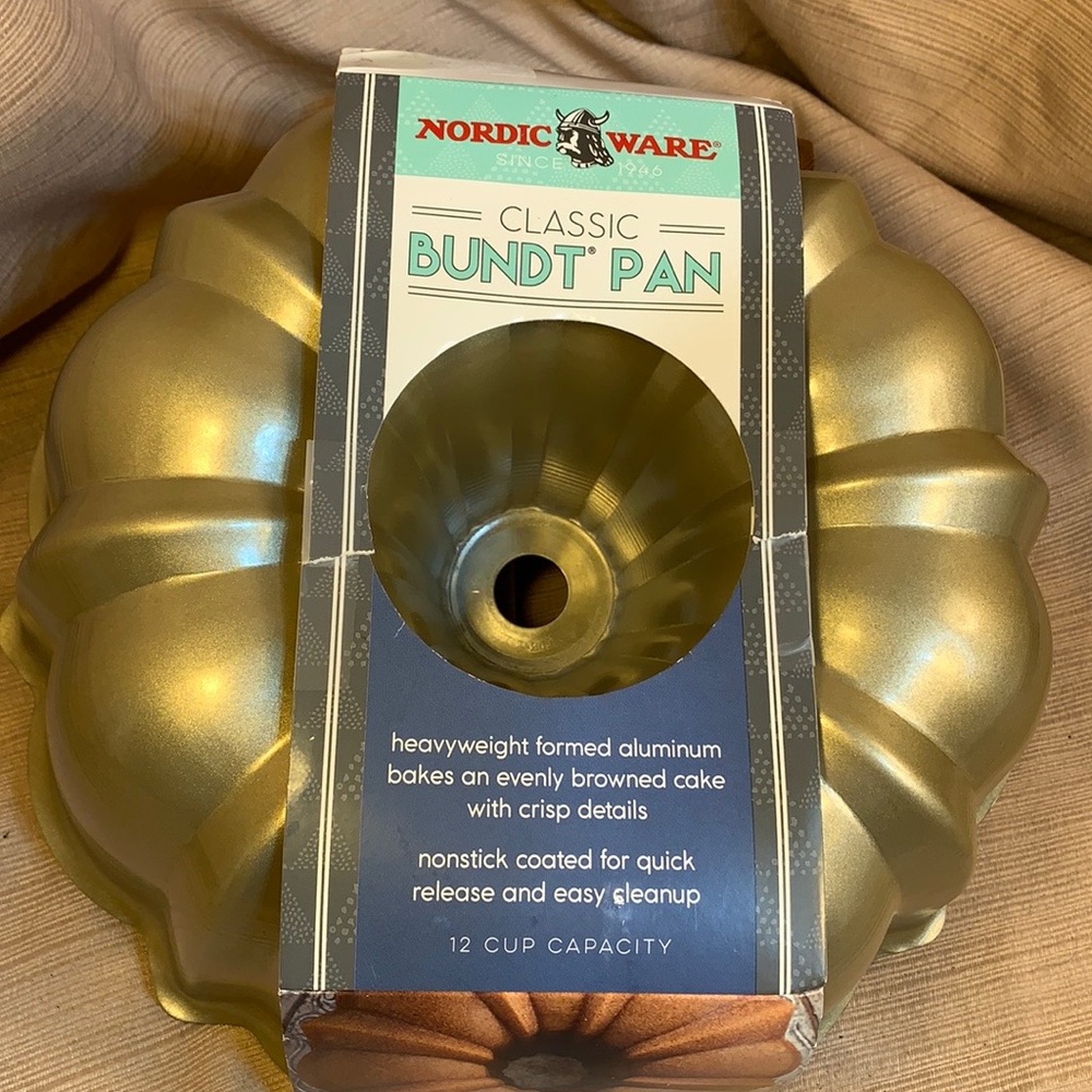 NWT NordicWare Classic Bundt Cake form made in USA